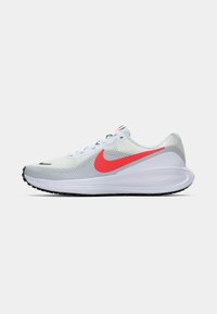 Nike bėgimo bateliai su šviesiai pilku tinkliniu viršumi, ryškiai raudonu swoosh simboliu, baltais akcentais ir juodu padu. Šnurovimo dizainas su minkštu vidpadžiu.