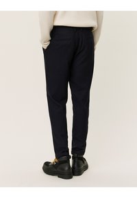 Les Deux COMO PANTS - Hlače - dark navy melange