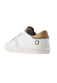 Sneaker bianca in pelle con tallone tan, dettagli grigi e interno testurizzato tan. Caratterizzata da chiusura con lacci e dettaglio del logo quadrato nero.