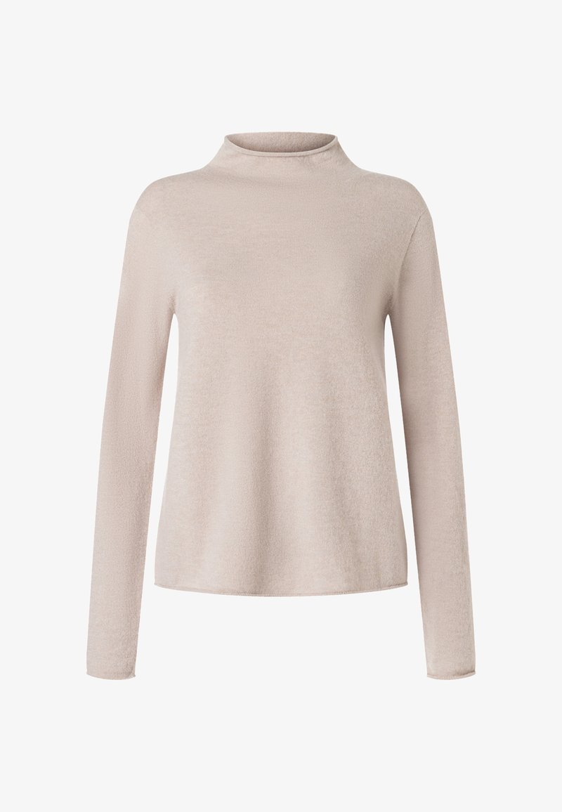 Jasnobeżowy sweter z długim rękawem i wysokim, półgolfowym kołnierzem, o miękkiej fakturze i luźnym kroju. Tkanina wygląda na przytulną i lekko fakturowaną.