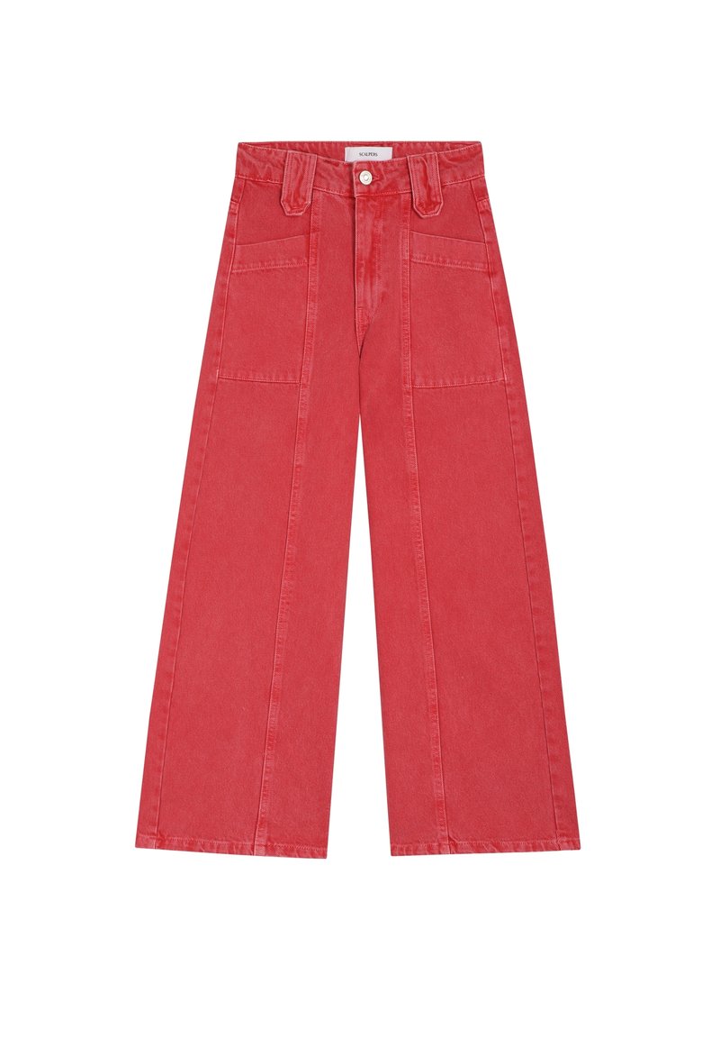 Pantalon rouge à jambes larges avec poches plaquées à l'avant, passants de ceinture et fermeture par bouton à la taille.