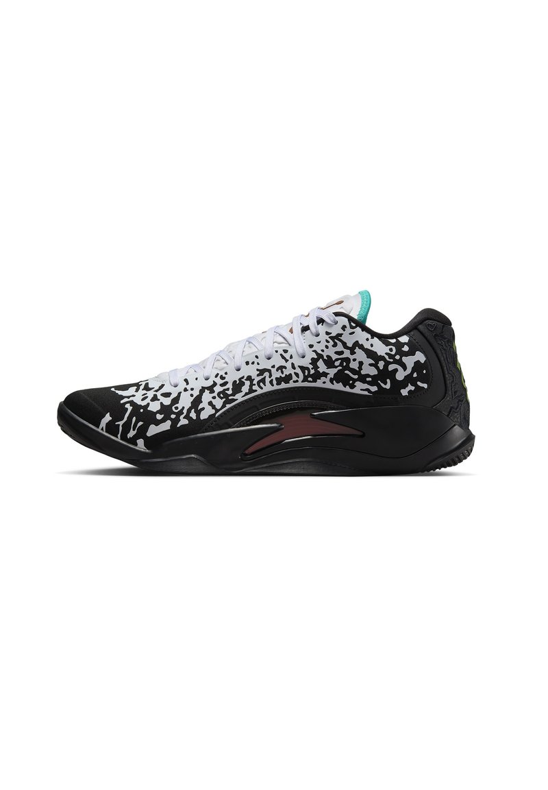 Zapatilla de baloncesto con una base negra y patrones de salpicaduras en blanco y gris, material texturizado y suela de goma con acentos en granate y verde azulado.