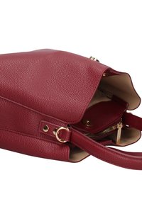 Borsa a mano in pelle rossa con texture, con patta, ferrature color oro e tasca interna con cerniera visibile, posata su uno sfondo bianco.