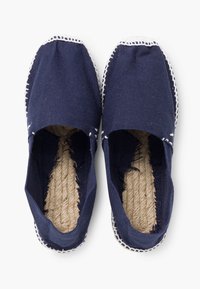 Marine canvas espadrilles met een gevlochten jute zool, witte stiksels langs de randen en een open ontwerp aan de bovenkant voor ademend vermogen.