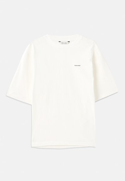 Camiseta corta de manga blanca hecha de algodón. Presenta un cuello redondo y un pequeño logo negro de "Holzweiler" en el lado izquierdo.