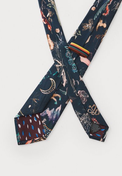 Gemusterte Krawatte mit einem dunkelblauen Hintergrund, dekoriert mit bunten Blumen- und Tiermotiven. Sie verfügt über eine kontrastierende maroonfarbene Unterseite und einen gestreiften Akzent.