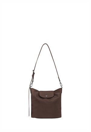 Braune Schultertasche mit verstellbarem Riemen, Klappverschluss und silbernem Knopf vorne, vor weißem Hintergrund dargestellt.