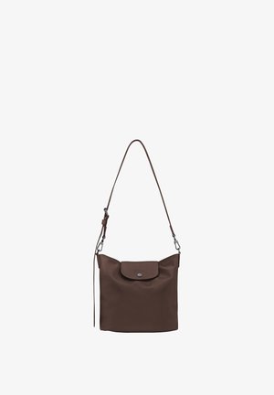 Braune Schultertasche mit verstellbarem Riemen, Klappverschluss und silbernem Knopf vorne, vor weißem Hintergrund dargestellt.