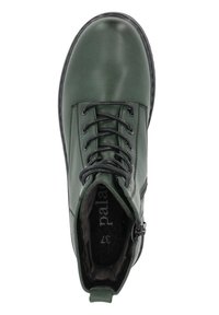 Stivale alla caviglia in pelle verde con lacci neri, punta arrotondata e zip laterale. Foderato in tessuto morbido e suola in gomma per una buona aderenza.