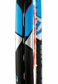 Hockeyschläger mit einem blauen, schwarzen und silbernen Design; verfügt über einen strukturierten Griff, eine gekrümmte Klinge und freiliegende rote Schnüre für besondere Strapazierfähigkeit.