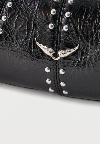 Μαύρο δερμάτινο με υφή, διακοσμημένο με ασημένιες καρφίτσες και λεπτομέρεια κλεισίματος σε σχήμα φτερού από ασήμι στο μπροστινό μέρος μιας τσάντας ή σακακιού.