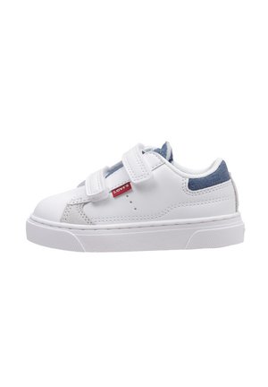 Baskets blanches avec des bandes velcro, un accent texturé bleu au talon et une semelle en caoutchouc au design épuré.