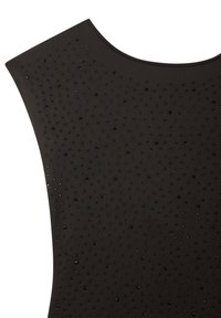 Tessuto nero con superficie texture caratterizzato da perline riflettenti sparse. Lo scollo è ampio con una finitura liscia, mettendo in risalto le decorazioni.