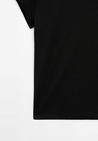 Schwarzes Kurzarm-T-Shirt mit glatter Textur und klassischem Design mit rundem Halsausschnitt, flach auf einem weißen Hintergrund präsentiert.