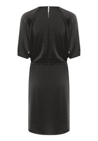 Svart klänning med en slät, glänsande yta, korta ärmar och en nyckelhålsknäppning på baksidan. Designen är enkel och rak, knä-lång.
