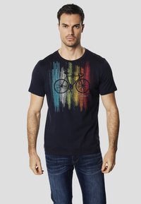 Maglietta blu navy scuro con grafica di una bicicletta, arricchita da strisce verticali colorate in blu, giallo, verde e rosso. In materiale di cotone.