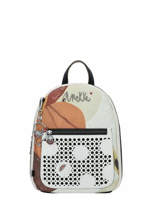 Sac à dos rond avec un imprimé multicolore, doté d'une poche perforée blanche, de quincaillerie en argent et d'un détail de petit charm.