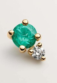 Pendiente de oro con un gran esmeralda teal y un pequeño diamante transparente, ambos asegurados con garras de oro. Acabado suave y pulido.