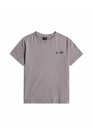 Prosty szary T-shirt z krótkim rękawem, okrągłym dekoltem i małym czarnym napisem "G-STR" na lewej górnej części klatki piersiowej.
