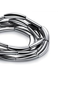 Metallarmbånd med sammenkædede, aflange led, poleret kromfinish. Glat tekstur med en reflekterende overflade.