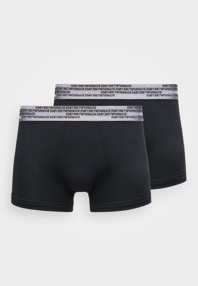 Fekete boxeralsók, puha anyagból, szürke elasztikus derékszíjjal, amelyen ismétlődően szerepel az "Emporio Armani" logó. Két pár egymásra rakva.