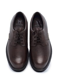 Brązowe skórzane buty z teksturowanym wykończeniem, okrągłym noskiem, sznurowanym zapięciem oraz czarną gumową podeszwą. Posiadają oznakowanie po boku.