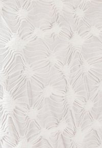 Gestructureerde witte stof met een verhoogd, golvend patroon. Kleine, pluizige accenten creëren een tactiel contrast en verhogen de visuele interesse van het materiaal.
