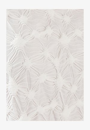 Tejido blanco texturizado con un patrón ondulado y elevado. Pequeños acentos esponjosos crean un contraste táctil, realzando el interés visual del material.