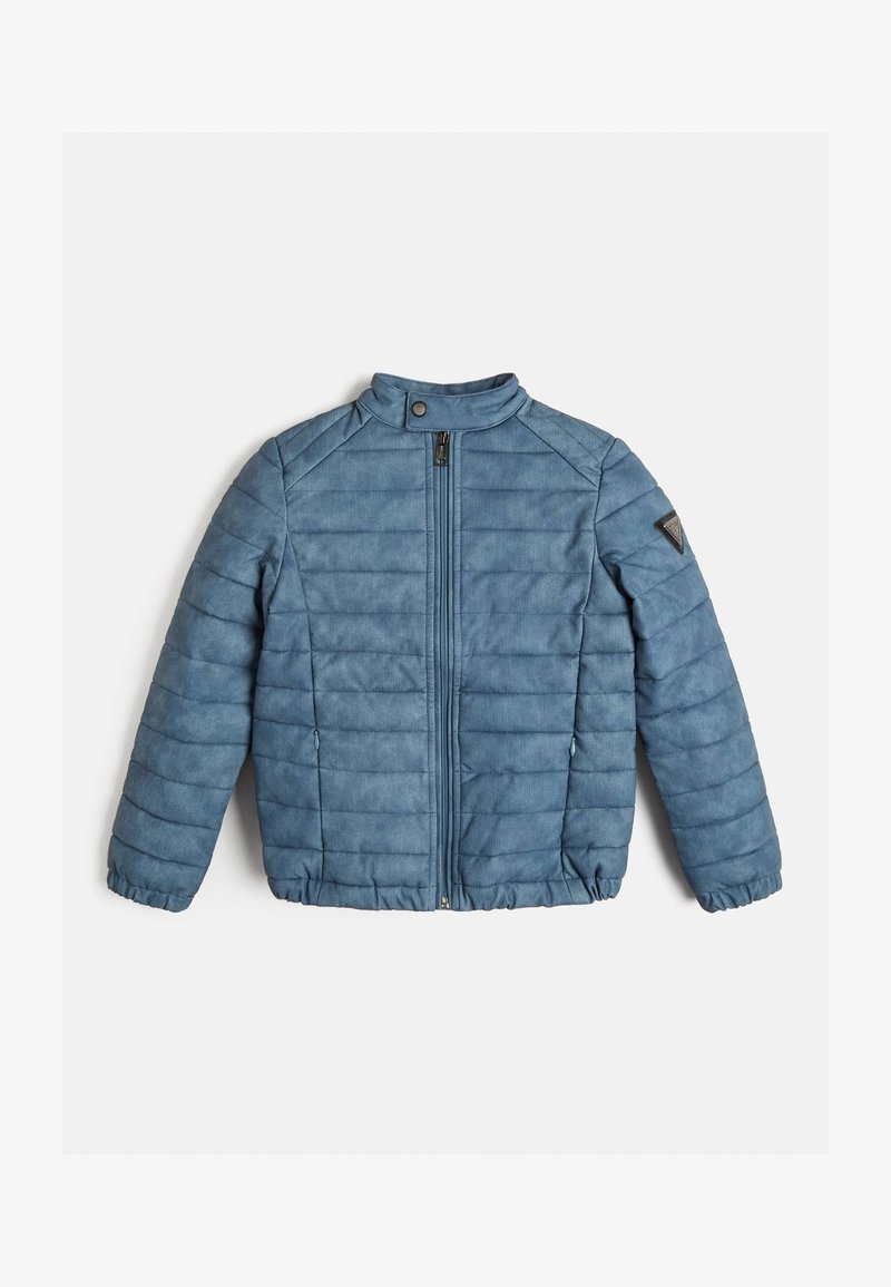 Veste matelassée bleue avec fermeture éclair intégrale à l'avant, col pressionné, poignets et ourlet élastiques, et patch logo triangulaire sur la partie supérieure de la manche gauche.