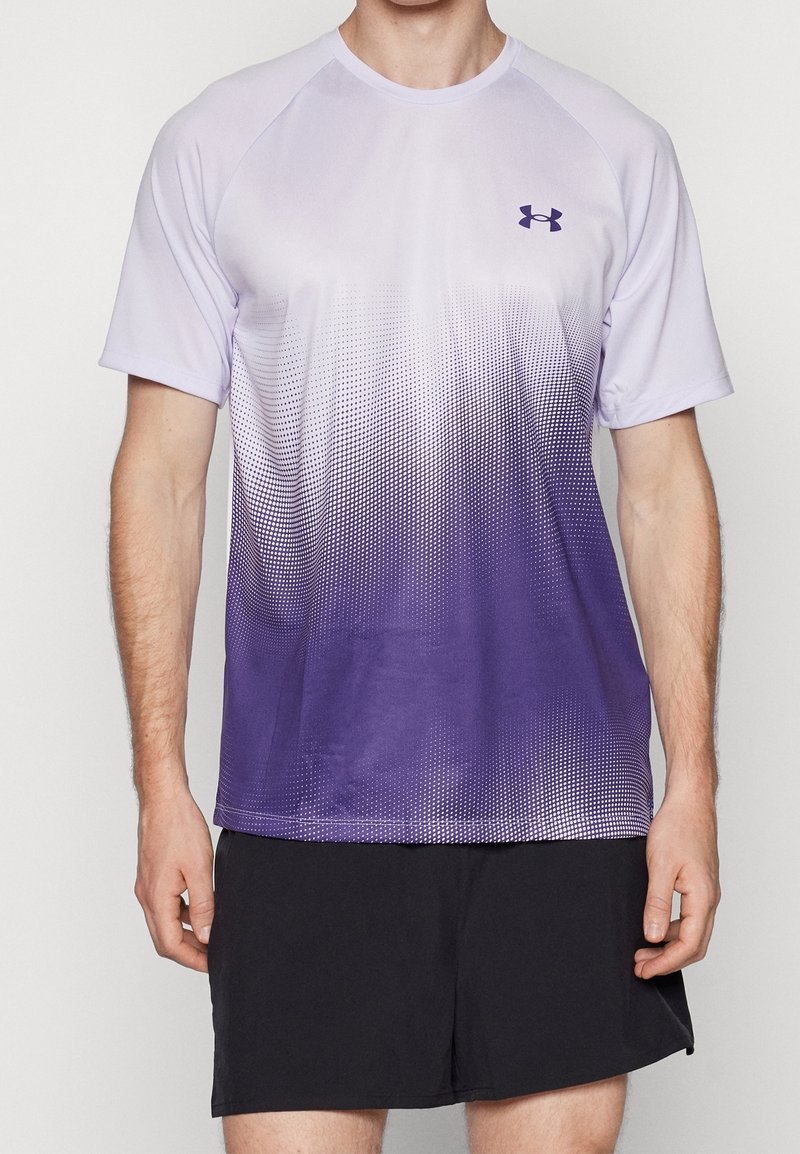 Camiseta deportiva masculina, con tejido ligero, de color púrpura claro que se desvanece a púrpura oscuro, patrón de degradado de puntos, con mangas cortas y cuello redondo.