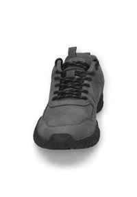 Herren Sneakers in Grau aus glattem synthetischem Material, mit schwarzen Schnürsenkeln, einer strukturierten Gummisohle und einem gepolsterten Schaft.