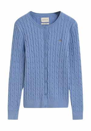 Hellblaues Strickcardigan mit Kabelmuster, Rundhalsausschnitt und Knopfverschluss. Mit dezentem Logodetail auf der Brust.