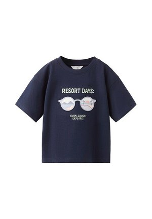 Tamnoplava majica s tekstom "RESORT DAYS: PLIVANJE, SMJENA, ISTRAŽIVANJE!" i grafikom sunčanih naočala koja prikazuju plažu i prizor zalaska sunca.