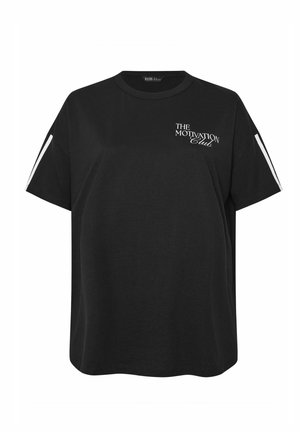 T-shirt nera a maniche corte con scritta bianca "THE MOTIVATION Club" sul petto e strisce bianche sulle maniche.