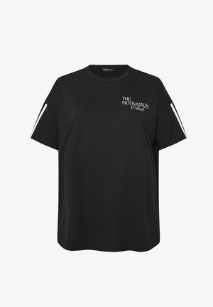 Schwarzes T-Shirt mit kurzen Ärmeln, auf der Brust mit weißem Text "THE MOTIVATION Club" und weißen Streifen an den Ärmeln.