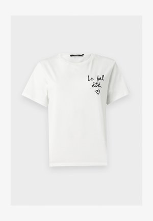 Bela majica s kratkimi rokavi, na levi zgornji strani prsnega koša z napisom "le bel été" v črni pisavi in majhno grafiko srca.