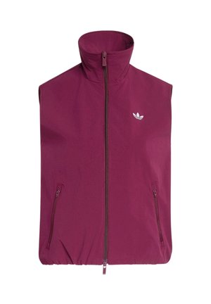 Mouwloos bordeauxrood vest met rits en hoge kraag, twee zijzakken met rits, en een klein wit Adidas-logo op de borst.
