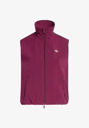 Mouwloos bordeauxrood vest met rits en hoge kraag, twee zijzakken met rits, en een klein wit Adidas-logo op de borst.