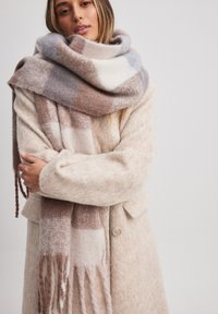 NA-KD CHECKERED - Sjal / Tørklæder - beige