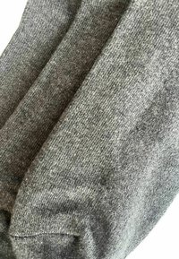 Drei Paare gefaltener Crew-Socken in unterschiedlichen Grautönen, nebeneinander auf einem weißen Hintergrund angeordnet.