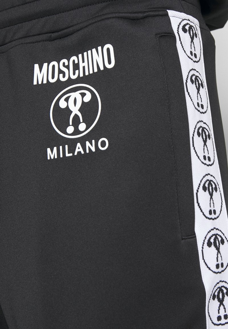 Herren T-shirts & Polos | MOSCHINO Shorts black/schwarz - MW54598 Herren T-shirts & Polos | MOSCHINO Shorts black/schwarz - MW54598
