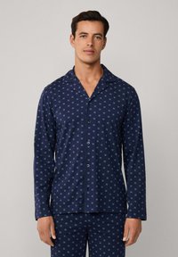 Conjunto de pijama azul marino con mangas largas y cuello con solapa, que presenta un patrón cruzado en azul claro y cierre frontal con botones.