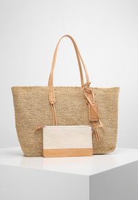 Borsa tote in paglia intrecciata con dettagli e manici in pelle marrone chiaro; include una pochette staccabile crema con base in pelle beige.