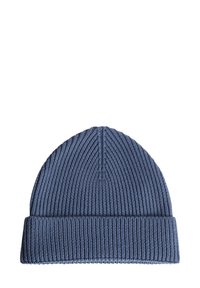 Stickad mössa i en mellanblå färg. Har ribbad textur med en vikbar mudden och en slät topp. Tillverkad av mjukt garn.