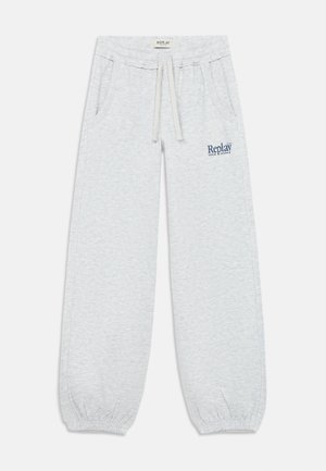 Lysegrå joggebukser laget av myk stoff, med elastisk midje med justerbar snøring, side-lommer og ribbede mansjetter. "Replay" logo i blå.