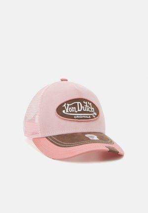 Pink og brun Von Dutch Originals trucker kasket med netbagstykke og buet skygge på hvid baggrund.