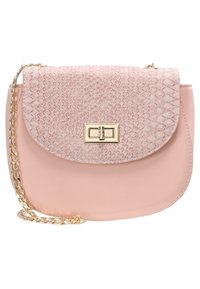 Różowa torebka z teksturowanym wzorem węża na klapie, gładkim dolnym korpusem oraz złotym łańcuchem z prostokątnym zapięciem.