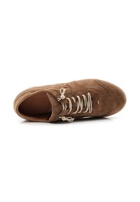 Sneaker in suede marrone con punta arrotondata, lacci crema e cuciture decorative. Texture morbida e design minimalista.