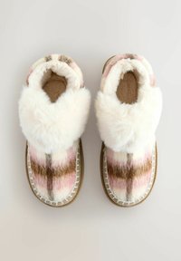 Papuci pufoși cu guler artificial de blană crem, partea superioară din lână în carouri roz și maro, talpă din cauciuc bej și cusături decorative albe.