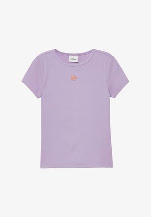 Fioletowy prążkowany t-shirt z krótkim rękawem, okrągłym dekoltem i małym pomarańczowym haftowanym kwiatem umieszczonym centralnie poniżej kołnierzyka.